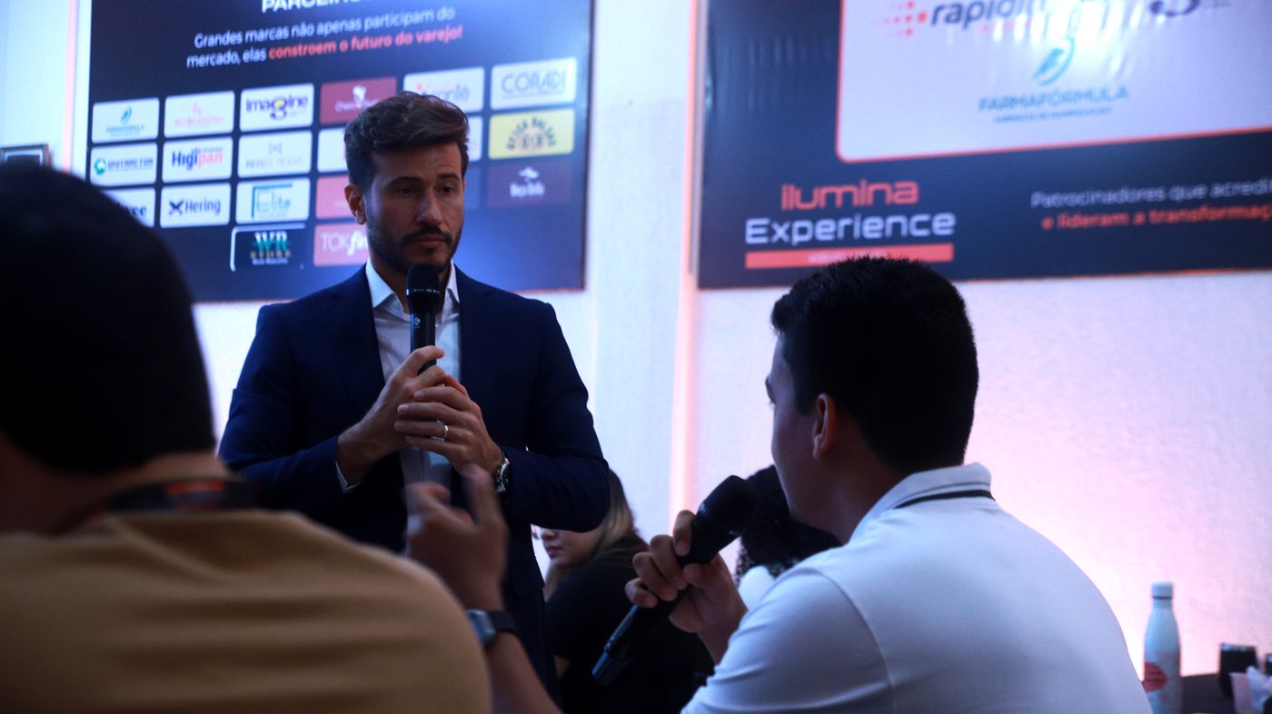 Diego Annes palestrando para empresários do varejo