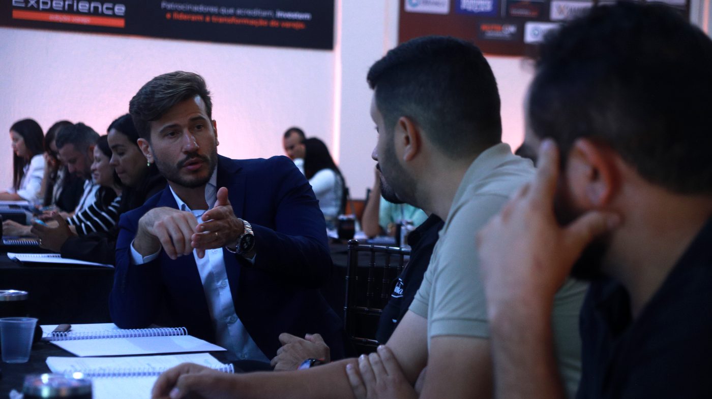 Diego Annes em mentoria com empresários